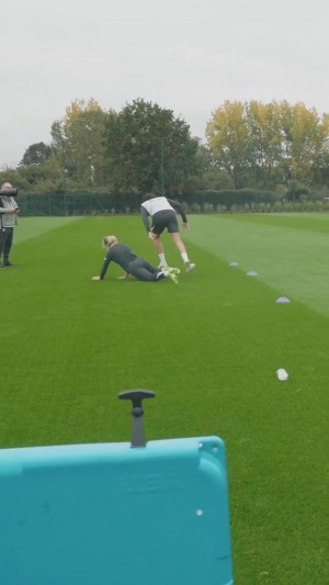 憐香惜玉?迭戈-科斯塔訓(xùn)練賽撞飛女足球員，特里直呼黃牌黃牌