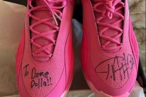 不忘老隊(duì)友！利拉德曬出了字母哥給他送來的新款簽名球鞋！