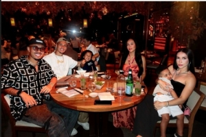 享受美好時(shí)光！安東尼社媒分享度假照片，本賽季5場(chǎng)1球1助