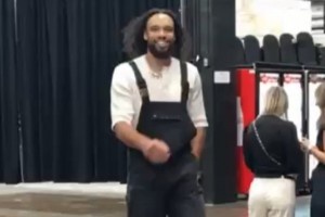 這造型打幾分？狄龍新發(fā)型亮相&披頭散發(fā) 穿吊帶褲+白色針織衫