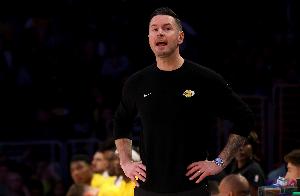 湖三崩？在本賽季季前賽的5場(chǎng)比賽中 湖人在第三節(jié)場(chǎng)均凈負(fù)13.2分