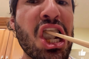 帕托社媒曬吃餃子視頻：好想念中國(guó)，吃中國(guó)菜時(shí)感覺(jué)離你們更近了