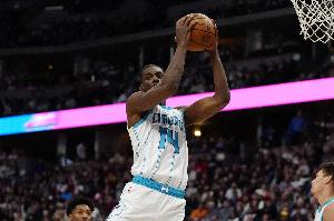 真是太能搶了！迪亞巴特狂搶9個前場板 7投6中&罰球8中6拿到18分