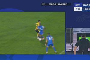 馬納法禁區(qū)內被放倒，申花獲得點球！吳曦主罰命中，申花1-1扳平