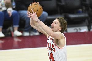 打得不錯(cuò)！布澤利斯半場(chǎng)7中4拿到10分1板1助