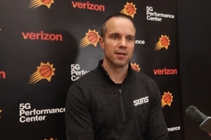 太陽(yáng)主帥談過(guò)去4場(chǎng)季前賽造100次失誤：超預(yù)期 贏得更多球權(quán)很棒