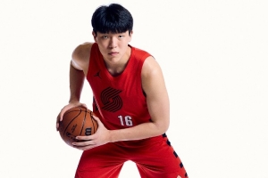 楊瀚森需要提升的地方還很多 特別是力量上的差距、犯規(guī)多的問題