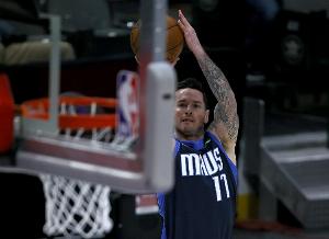 東契奇：雷迪克和我做隊友時已經(jīng)基本跑不動了 當(dāng)時全靠我?guī)? >
                                        </div>
                                    </div>
                                                                        <div   id=