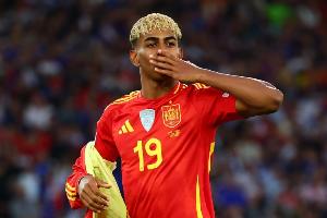 世體：亞馬爾可能和專賣簽名商品的公司合作，現(xiàn)在不給球迷簽名了