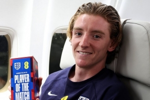 內切抽射破門！戈登當選本輪世預賽英格蘭隊內最佳球員