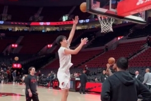 嚴(yán)師出高徒！對陣勇士賽前斯普利特輔導(dǎo)楊瀚森和克林根訓(xùn)練