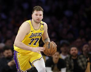 體態(tài)輕盈！東契奇首節(jié)攻防一體 4中3拿到10分4板2助&正負值+6