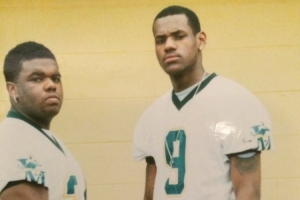 青春年少！詹姆斯轉發(fā)與高中隊友身穿橄欖球隊服合照