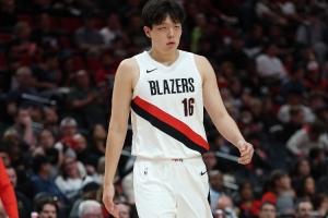 楊瀚森假傳真投三分球！開拓者官推：他甚至把攝像頭都晃飛了