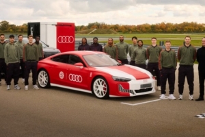 拜仁隊(duì)員挑選奧迪新賽季電動、混動官方用車，參觀了F1項(xiàng)目