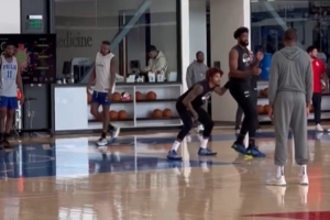 看來恢復(fù)不錯(cuò)！恩比德在訓(xùn)練時(shí)輪流和隊(duì)友進(jìn)行一對一單挑