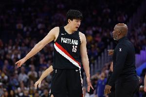 是否會給楊瀚森畫戰(zhàn)術(shù)？比盧普斯：暫停后試著給他畫了一些戰(zhàn)術(shù)