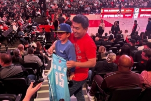 CBA元素！一位球迷拿著楊瀚森青島隊(duì)球衣觀戰(zhàn)開拓者vs勇士