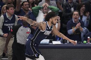 兢兢業(yè)業(yè)！萊夫利出戰(zhàn)25分鐘 7中5砍下12分11板2帽