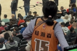 球迷穿小楊CBA球衣觀戰(zhàn)！隊記：我已經(jīng)看到十件楊瀚森的球衣了