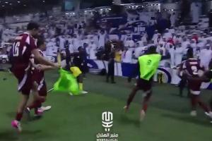 白頭巾氣炸了阿聯(lián)酋球迷被挑釁后瘋狂扔水瓶，沖進場內(nèi)扭打