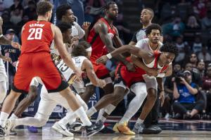 打架了！阿門和老六卡位抱摔連續(xù)出手！前者吃惡犯后者吃T