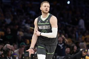 替補(bǔ)火力點(diǎn)！迪文岑佐半場(chǎng)6中3拿下7分3籃板