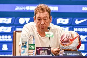 斯盧茨基：路易斯合練次數(shù)不多，但明天登場(chǎng)應(yīng)該沒有問(wèn)題