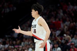 和庫(kù)里對(duì)飚三分！楊瀚森三節(jié)7中3 得到7分6板1助 出現(xiàn)1失誤2犯規(guī)