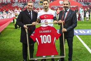 已是傳奇！恰爾汗奧盧賽前獲贈(zèng)國(guó)家隊(duì)百場(chǎng)紀(jì)念球衣