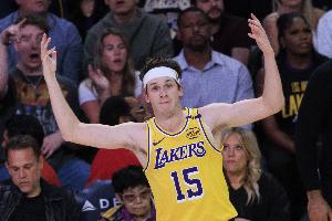 繼續(xù)高效表現(xiàn)！里夫斯上半場10投6中砍下18分 正負值+9