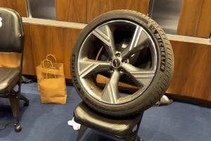 又塞爆米花又被卸輪胎！博納因不聽恩比德的話 被隊友整蠱