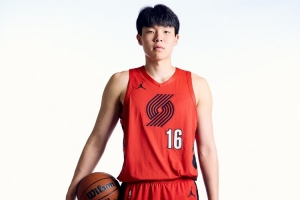 媒體人：楊瀚森在球權(quán)有限的情況下要從防守端做起 加強籃板球