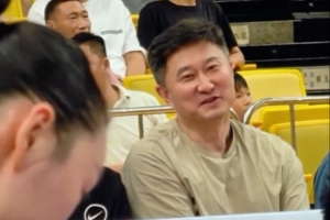 眼神犀利！杜鋒現(xiàn)場觀戰(zhàn)為廣東全運(yùn)女籃助威