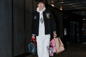 真是喜歡！開拓者曬球員入場(chǎng)照：楊瀚森依然帶著粉色小書包