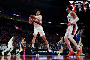 美網(wǎng)友：裁艾頓裁得好啊 楊瀚森球商追上節(jié)奏 但回防背對(duì)球得改改