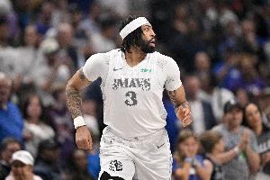 狀態(tài)一般！濃眉半場8中3&三分3中0拿到8分7板 出現(xiàn)2失誤