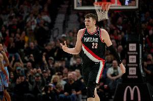 這么努力！克林根首節(jié)統(tǒng)治禁區(qū) 9分8板5前場板&還進了1個三分