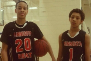 雄鹿曬科菲&希姆斯現(xiàn)在和過(guò)去合影：兒時(shí)的隊(duì)友再相聚