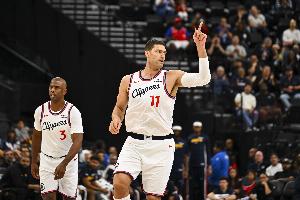 老炮真香！保羅上半場串聯(lián)替補9分鐘9助 全場正負值+24！