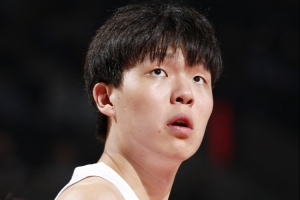 媒體人：楊瀚森被爵士內(nèi)線打爆了 沒摘得任何1個籃板確實有點離譜