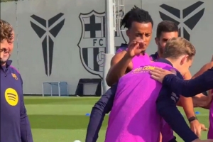 巴薩球員在訓(xùn)練課列隊用拍頭禮祝賀德容續(xù)約、費爾明傷愈歸隊