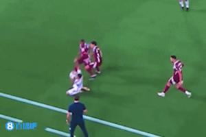 主帥應聲倒地！卡塔爾球員邊線貼臉大腳，皮球正中洛佩特吉面部