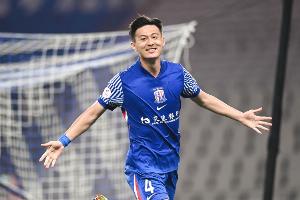 記者：蔣圣龍陪伴妻子生產(chǎn)后馬不停蹄趕回青島，準(zhǔn)備明晚比賽