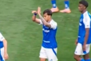 不滿裁判！尤文舊將若熱對裁判做“戴手銬”手勢，隨后被紅牌罰下