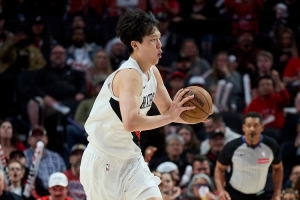 媒體人：楊瀚森進步了！庫里擁有圓柱體了！哇歐！