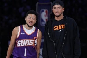 本尊認(rèn)可！布克曬與“中文布克”合影以及后者投籃視頻：繼續(xù)投