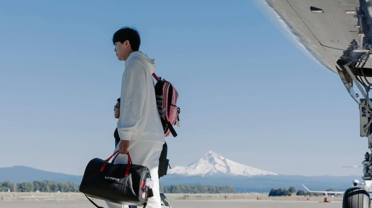 開(kāi)拓者前往猶他客場(chǎng)登機(jī)照 楊瀚森依然背著粉色小書(shū)包