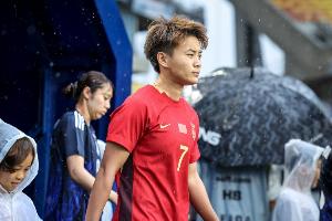 王霜：如果能在偶像C羅踢球的國家獲獎(jiǎng)，那對(duì)我來說非常開心