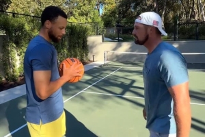 庫里單挑職業(yè)高爾夫球手迅速勝出 詹姆斯評(píng)論：晚安！